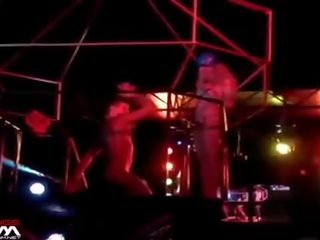 Mademoiselle отримує stripped з оголеними грудьми по чоловік стриппер в mac