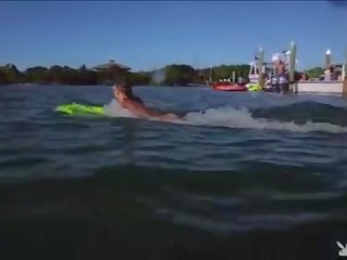 Badass swell немовлята з оголеними грудьми jetski дію