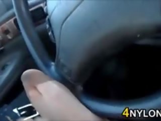 Дразнением її ніжки в колготки в a машина