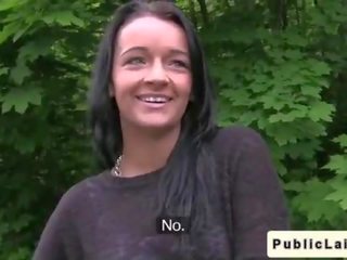 Зухвала грудаста недосвідчена трахає в машина в публічний