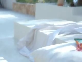 Daintily বাহ পাছা toying উপর একটি সানবেড