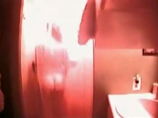 Великий грудаста підліток спіймана в в душ на прихований камера