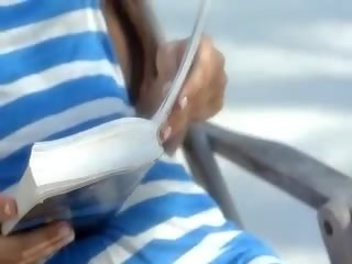 অত্যন্ত বাহ গর্ত toying উপর একটি সানবেড