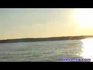 Великий цицьки і мінет на човен