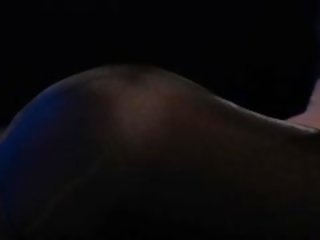 Със завързани очи модел получава майната от каишка на