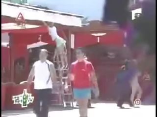 Кумедна під спідницею румунська люди дівчинки на пляж чарівний mam