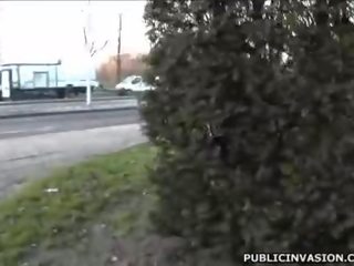 Удивителни mademoiselle с малък цици позиращ
