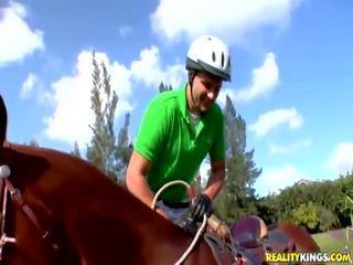 Грудаста латинка equestrienne cynthia вибух трахання
