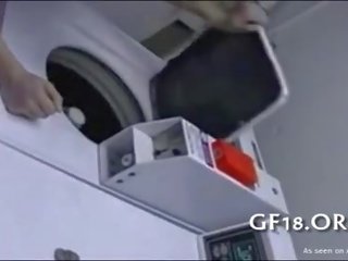 Привабливий підліток білявка трахкав на в washing машина