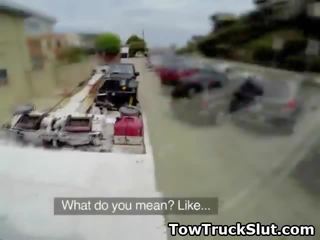 Аматьори dirtbags смучене пенис в задна седалка на tow truck