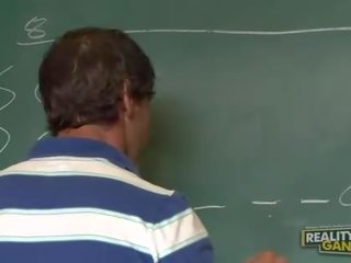 Чарівний білявка підліток черлідер говорить з її вчитель