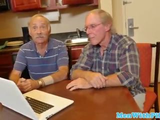 Facialized сладурче cumcovered от две seniors