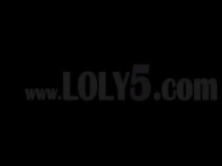 Кучерявий brunet enchantress dildoing її кицька