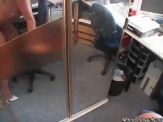 Desiring брюнетка възрастни кучки дава хубав глава към това дебели manhood