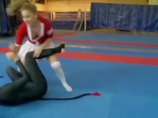 Два bewitching красуні боротьба