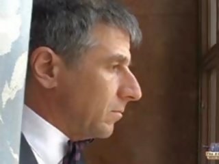Молодий рудоволоса пропозиції манда для старший вчитель для passing огляд