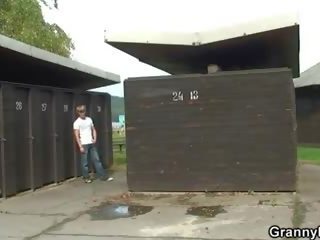 Він finds і чубчик білявка бабуся в в changing кімната