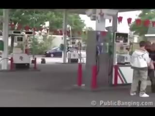 公 公 成人 夹 三人行 同 一 孕 女人 在 一 gas