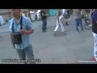 Огромен цици мед paraded през на улици