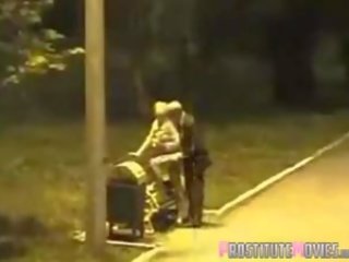 Човек с а уличница в на парк