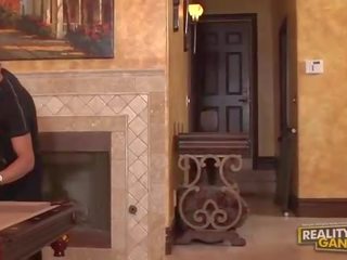二 pairs 有 狂欢 成人 电影 在 该 livingroom