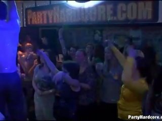 Две waiters чукане един кучки