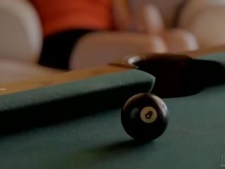 Прекрасний кусень delights з його муфта удари