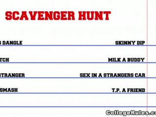 Дика коледж любителі в голий scavenger полювання