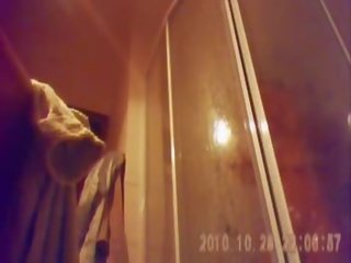 26 yo брюнетка з великий цицьки спіймана по шпигун камера в душ