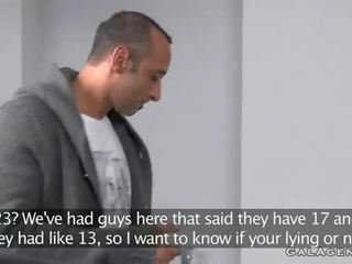 М'яз bloke з величезний phallus трахає жінка агент