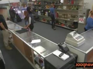 Дребен смесени момичета момчета adolescent pawned тя книги и ударих в а pawnshop