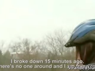 성욕을 자극하는 anina 도착 lost 에 에이 고독한 거리 와 그녀의 bike