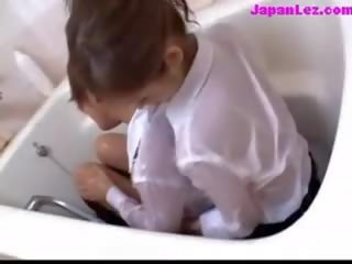 Damsel 在 制服 覆盖 同 jelly 越来越 她的 的阴户 r