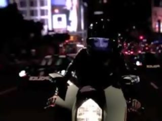 米莎 布魯克斯 bending 以上 motorcycle 為 軸