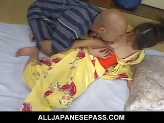 Трудно нагоре ripened японки пума в а кимоно вози а трудно петър