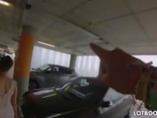 Грудаста азіатська з великий дупка трахкав в публічний