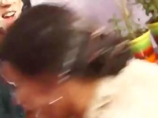 那里 是 不 够了 附带 为 这些 女同志 所以 他们 继续 他妈的