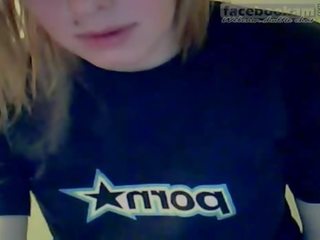 Підліток мастурбує в її pijama з її фалоімітатор