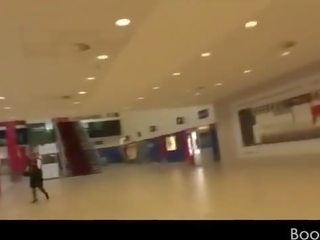 Недосвідчена красуня трахання phallus в a публічний туалет