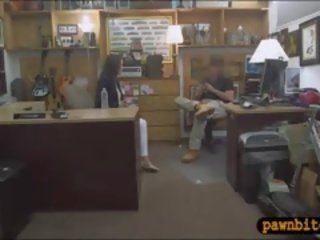 Customers съпруга завинтва от pawn пазач в на задна стаичка