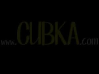 Змащена олією вгору вагіна і тіло з російська лялька