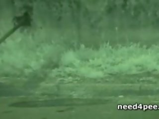 Білявка отримує від брюки і pees в a сад