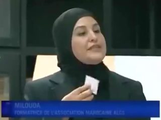 Arab binatilyo naglalagay kondom mula bibig