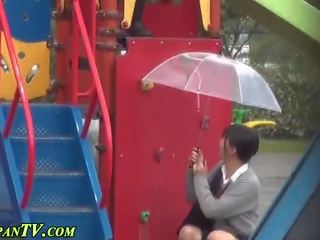 Азіатська нечупари raining сеча