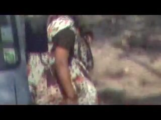 Індійська aunties справи сеча на відкритому повітрі прихований камера відео