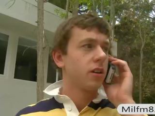 Грудаста матуся і худенька підліток трійця секс відео в в спальня