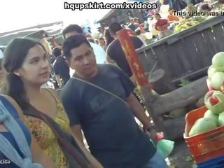 Штаб під спідницею з молодий adolescent