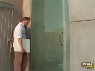 Грудаста брюнетка знімання одягу і позування і справи мінет для painter