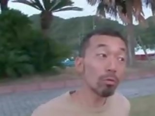 거드름을 피우는 아시아의 teenie의 제공 입