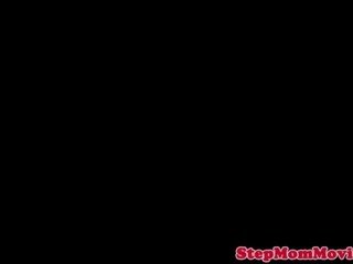 Bigtitted милф cumswaps с тийн immediately следващ трио
